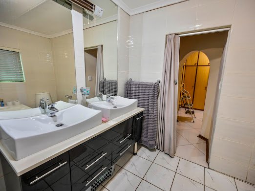 5 Bedroom Property for Sale in Langenhovenpark Free State